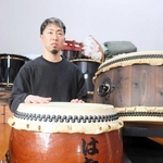 被災者を励ました太鼓と前田剛史さん。当時と変わらず「誰かのために」との思いを抱く＝兵庫県上郡町