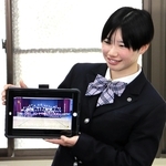 生徒らで制作した応援動画を手に坂本選手への思いを語る神戸野田高校の垣内葵子さん＝神戸市長田区海運町６