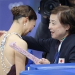演技を終え、中野コーチ（右）に迎えられ涙する坂本花織＝ミラノアイススケートアリーナ（撮影・吉澤敬太）