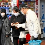 事件解決への情報提供を求めて、ビラを配る寺田和子さんの夫＝神戸市須磨区横尾１