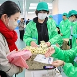 位置情報を発信する追跡タグを受け取る参加者（左）＝姫路市本町