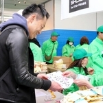 ゼッケンなどを受け取る参加者＝姫路市本町