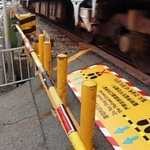 工事前の山田川西踏切。待機場所が狭く、分かりにくいことが問題に＝２０２５年５月、同