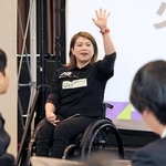 自らの体験も踏まえて講演する山本恵理さん＝大阪市福島区