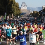 姫路城を背に一斉にスタートするランナー＝２２日午前、姫路市の大手前通り（撮影・辰巳直之）