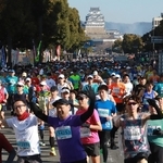 姫路城を背に一斉にスタートするランナー＝２２日午前、姫路市の大手前通り（撮影・辰巳直之）