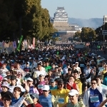 姫路城を背に一斉にスタートするランナー＝２２日午前、姫路市の大手前通り（撮影・辰巳直之）