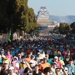 姫路城を背に一斉にスタートするランナー＝２２日午前、姫路市の大手前通り（撮影・辰巳直之）