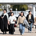 暖かな陽光が降り注ぐ中を歩く人たち＝２２日午後、神戸市中央区波止場町（撮影・斎藤雅志）