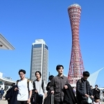 暖かな陽光が降り注ぐ中を歩く人たち＝２２日午後、神戸市中央区波止場町（撮影・斎藤雅志）