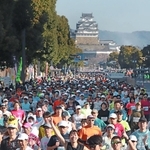 姫路城を背に一斉にスタートするランナー＝２２日午前、姫路市の大手前通り（撮影・辰巳直之）