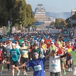 姫路城を背に一斉にスタートするランナー＝２２日午前、姫路市の大手前通り（撮影・辰巳直之）