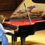 ベーゼンドルファー社製のピアノを演奏する久元祐子さん＝22日午後、姫路市神屋町、アクリエひめじ（撮影・後藤亮平）