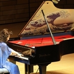 ベーゼンドルファー社製のピアノを演奏する久元祐子さん＝22日午後、姫路市神屋町、アクリエひめじ（撮影・後藤亮平）