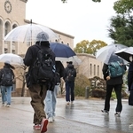 雨の中、試験会場へ向かう受験生たち＝２５日午前、神戸市灘区六甲台町、神戸大（撮影・吉田敦史）