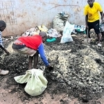 ウガンダで堆肥作りに協力する子どもたち（治田さん提供）