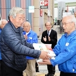 能登への出発を前にＪＡ加古川南から寄付された米を受け取る高橋守雄さん（右端）＝神戸市中央区小野柄通５
