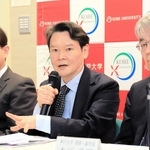 新専攻についての質問に答える金京拓司・神戸大大学院経済学研究科長（中央）＝神戸市灘区六甲台町、神戸大