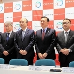 神戸大大学院の経済学研究科に「経済数理データ科学専攻（仮称）」を設置すると発表した藤澤正人学長（右から４人目）ら＝２６日午後、神戸市灘区六甲台町、神戸大