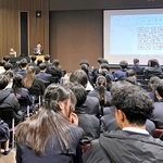 発表後に集まって講評を聞く参加校の生徒＝葺合高校