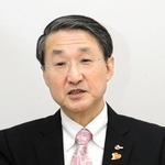 インタビューに答える鳥取県の平井伸治知事＝１月下旬、大阪市北区梅田１の鳥取県関西本部