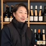 神戸市北区でワイン用のブドウを栽培し、醸造所を建築中の宮本健司さん＝神戸市中央区山本通３