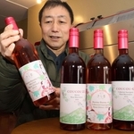 今年販売されるワインを紹介する「きら香ぶどう酒醸造」の辛木哲夫さん＝神戸市中央区神若通１