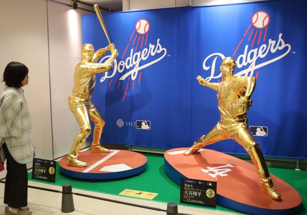 二刀流」大谷翔平の等身大黄金像 2体で1億1千万円相当の金箔 大丸神戸