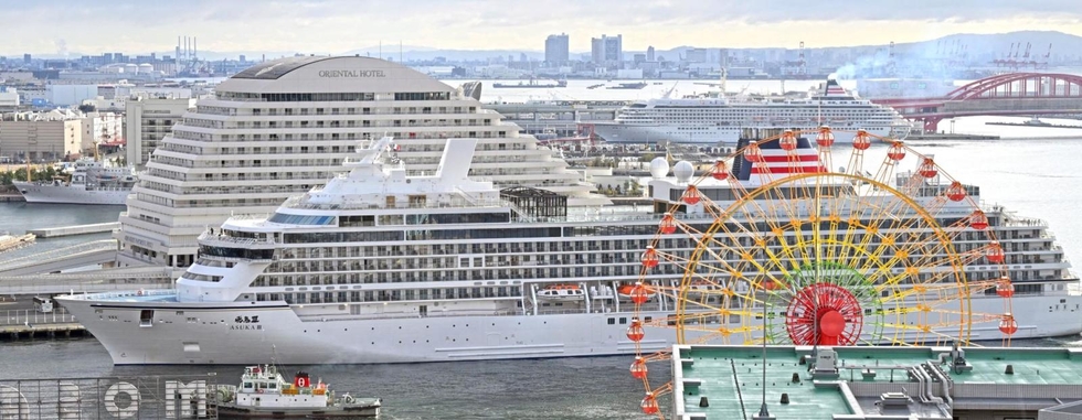 神戸港に並ぶ大型客船の様子