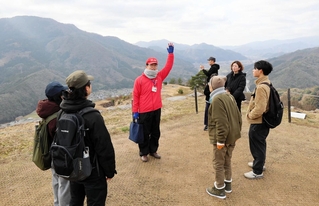 ガイドの説明を聞きながら竹田城跡を満喫する人ら＝１日午前、竹田城跡