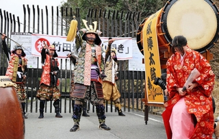 「開山じゃー！」と山開きを宣言する藤岡勇朝来市長（中央）ら＝１日午前、朝来市和田山町殿