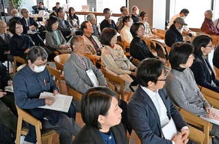 フォーラムの内容に耳を傾ける人たち＝神戸市中央区加納町４、アンカー神戸（撮影・斎藤雅志）
