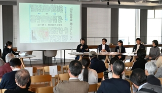 「みんなで考える新しい市民社会」と題して行われたパネル討論＝神戸市中央区加納町４、アンカー神戸（撮影・斎藤雅志）