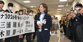 宝塚市役所で職員らに祝福される三浦璃来選手（中央）＝２日午後、宝塚市東洋町（撮影・大田将之）