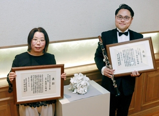 ひょうごアーティストサロン賞を受賞した生駒小織さん（左）と植村翔馬さん＝神戸市灘区原田通３、原田の森ギャラリー