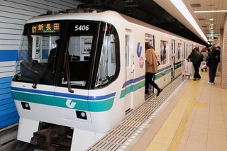 14日から平日の朝夕ラッシュ時間帯を除き、減便になる神戸市営地下鉄海岸線＝３日午後、神戸市中央区御幸通８