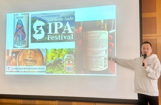 「サーモン・セーフは水と生命を守る新しい基準の認証」と話す奥谷さん＝神戸市内