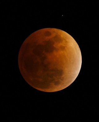 皆既月食で食の最大を迎え、赤銅色に染まった月＝３日午後８時３３分、兵庫県佐用町の大撫山から