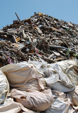 積み上げられた震災のがれき。時を経て地域の健康影響の調査が求められる＝２０１２年５月、宮城県石巻市