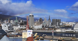 うっすらと虹がかかる神戸港上空＝４日午後、神戸市中央区東川崎町１（撮影・鈴木雅之）