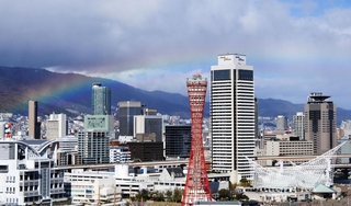 うっすらと虹がかかる神戸港上空＝４日午後、神戸市中央区東川崎町１（撮影・鈴木雅之）