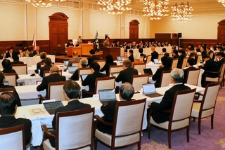 ２０２５年度補正予算案などを可決した兵庫県議会本会議＝４日午前、県公館