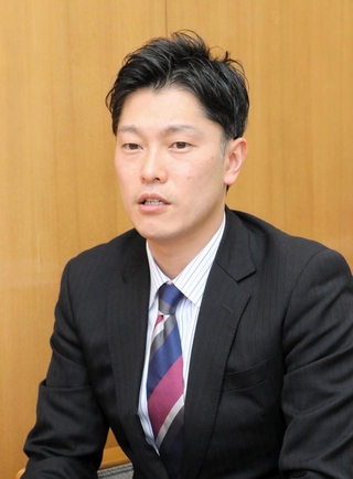 取材に応じる奥谷謙一県議。百条委では委員長を務めた＝４日午後、兵庫県庁