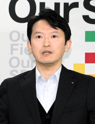 定例会見で話す兵庫県の斎藤元彦知事＝４日午後、県庁