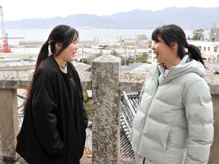 笑顔で話す石川遊沙さん（右）と坂本帆乃美さん＝沼島八幡神社