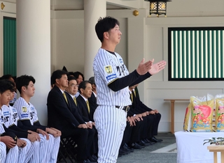 玉串を奉納する阪神タイガースの藤川球児監督＝西宮市社家町、西宮神社