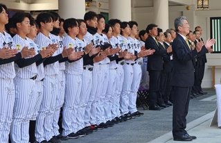 秦雅夫球団オーナー（右）とともに必勝を祈願する阪神タイガースの選手ら＝西宮市社家町、西宮神社