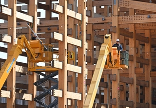 大屋根リングの解体を進める作業員＝５日午後、大阪市此花区の夢洲（撮影・大田将之）