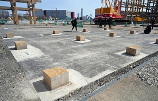 上部が切断された大屋根リングの柱＝５日午後、大阪市此花区の夢洲（撮影・大田将之）