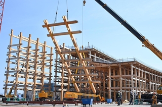 解体が進む大屋根リング＝５日午後、大阪市此花区の夢洲（撮影・大田将之）